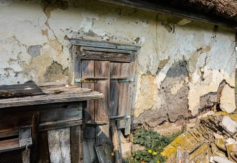 Old window in an abandoned house Stockfoto's