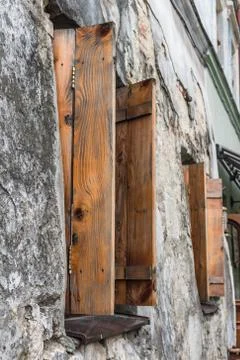 Old window on ancient wall Foto stock