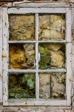 Old window and insulation 库存照片