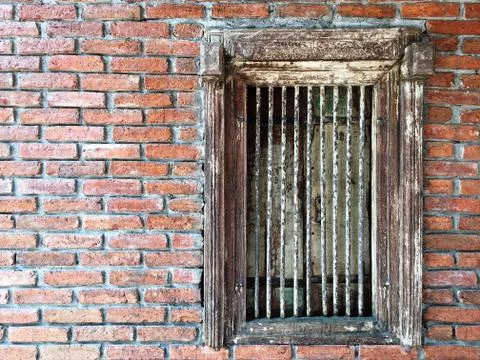 Old window on the brick wall, close-up Foto stock