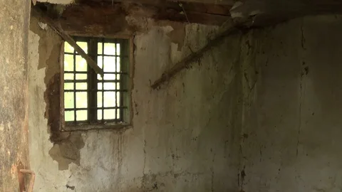 An old window with the interior of the abandoned house Vídeo Stock 111323021