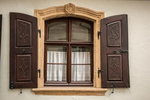 Old window made of stone and wood with brown shutters Foto stock