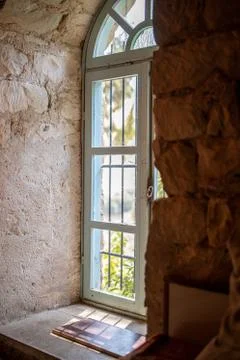 Old window in an old stone house Stock-Fotos