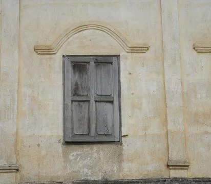 Old window of ruin building Foto stock
