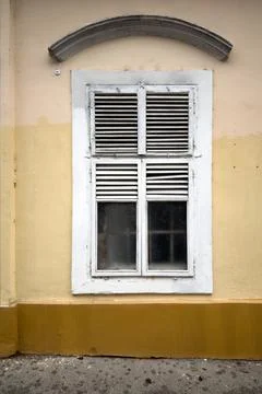Old Window, Yellow Wall Foto stock