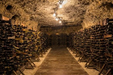 An old wine cellar with old bottles full of red or white wine Foto stock