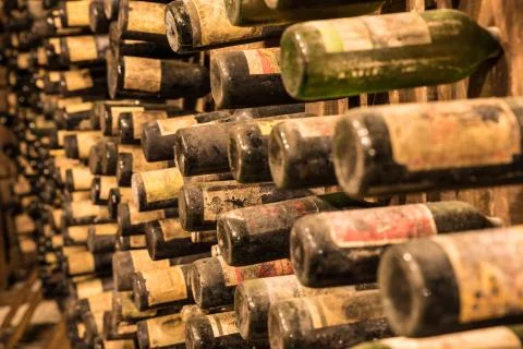 An old wine cellar with old bottles full of red or white wine Foto stock