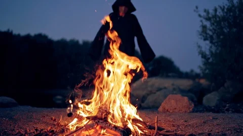 The old witch cooks a sorcery potion in the thicket of the forest. 스톡 동영상 114687896