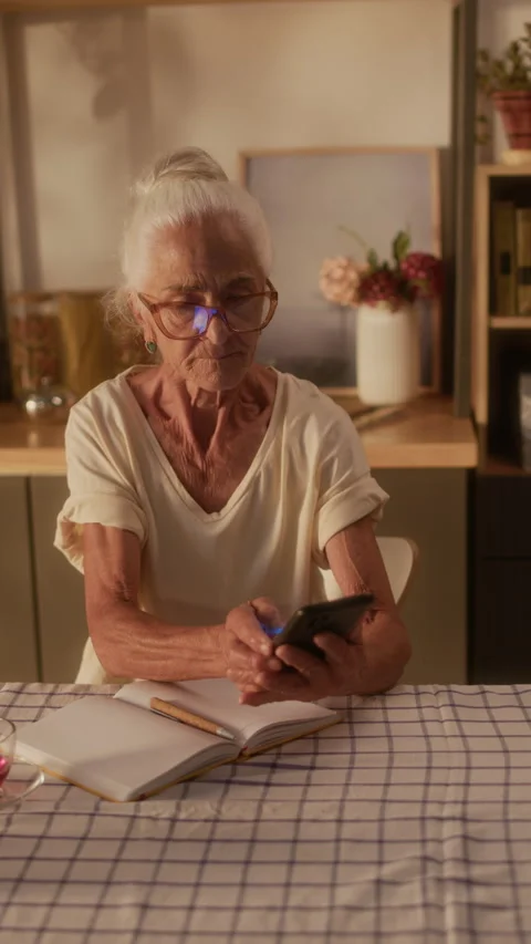 Old Woman with Diabetes Sensor Patch Tracking Glucose Levels in Journal 스톡 동영상 320972978