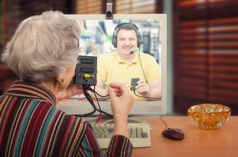 Old woman learning computer peripherals 库存照片