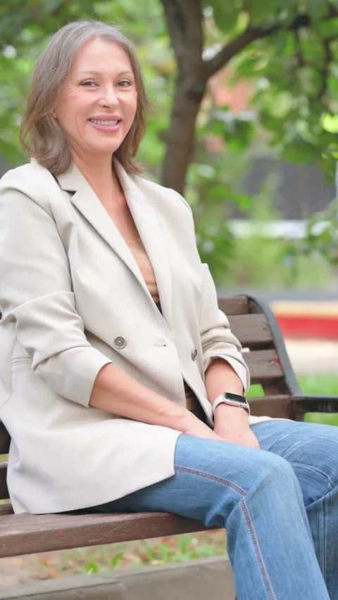 Old Woman Smiling at Camera while Sitting on Bench Outdoor Vidéo 319967909
