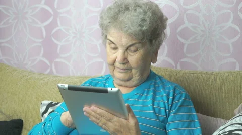 Old woman using a computer tablet Vídeo Stock 67218812