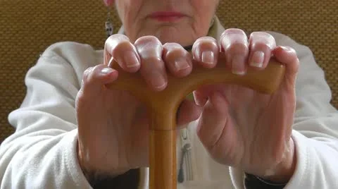 Old woman's arthritic hands 库存影片 11151541