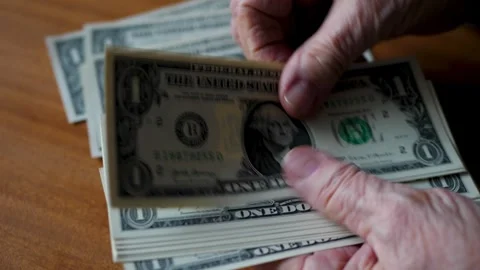Old Woman's Hands Counting a Stack of US Dollar Bills 스톡 동영상 258634981