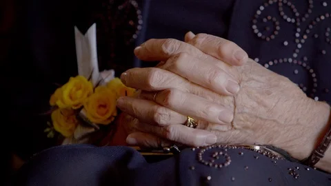 Old woman's praying hands Vídeo Stock 102008124