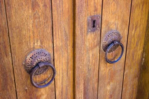 Old wooden doors with brass knobs Fotos de archivo