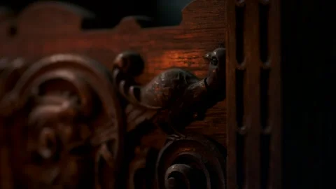 Old woodwork, illuminated by fire Vídeos de archivo 147982671