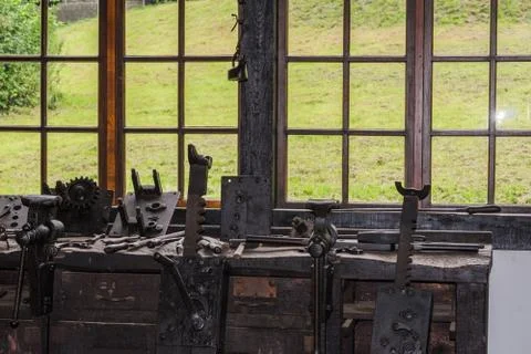 Old workbench with vices. Foto stock