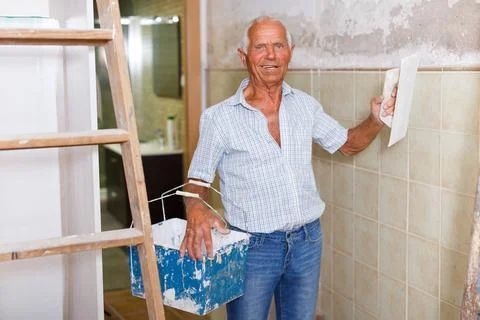 Old worker with plastering tools Stock-Fotos