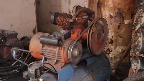 Old working air compressor at mechanic shop Video stock 91227523