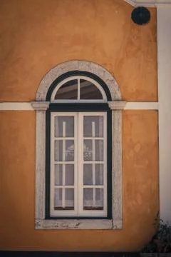 Old yellow window i Stock Photos