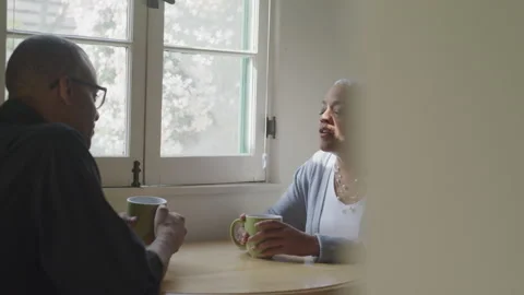 Older Couple Chat Over Coffee Vídeo Stock 208743977