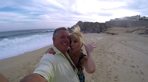An older couple having fun and taking selfies on the beach Vidéo 57514002