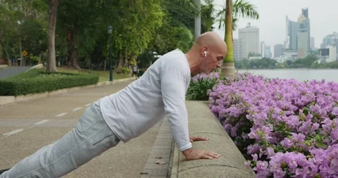 Older man doing push-ups in public city park healthy lifestyle Push-up in public Video stock 275009154