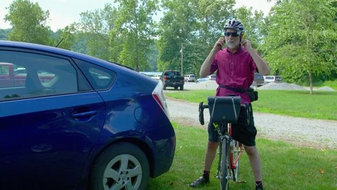 Older Man Getting Ready to Ride Bike Vidéo 77922570