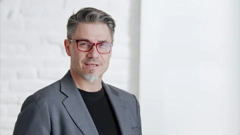 Older man in glasses looking at camera and smiling 库存影片 142275216