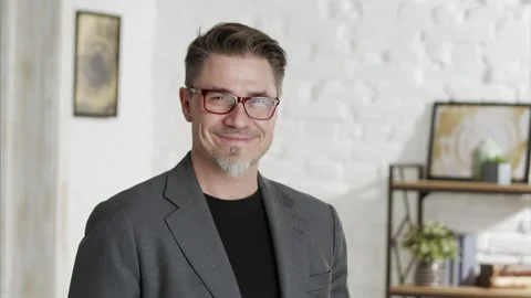 Older man in glasses looking at camera and smiling 動画素材 142275232