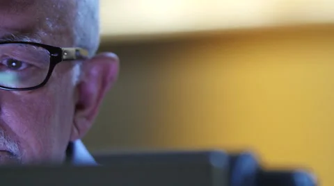 Older man reading his computer screen, very upset, close up 動画素材 54567793