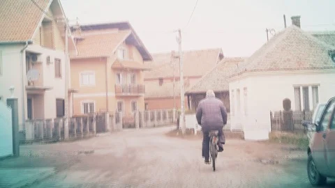 An older man rides a bicycle Vídeo Stock 88324521