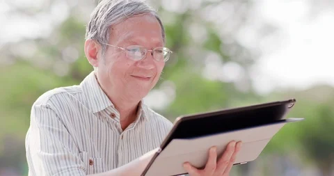 Older man use tablet Stock Footage 108738702