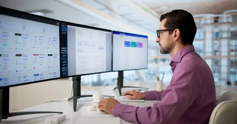 Older Man Using Software On Computer To Automate Billing And Payroll Tasks. 库存照片
