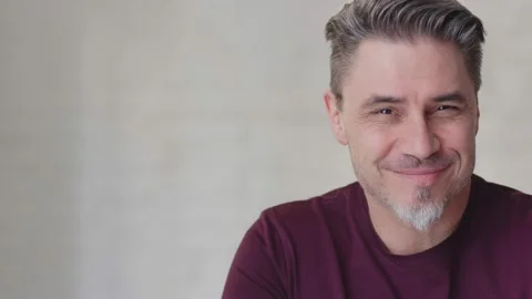 Older white man looking up to camera and smiling Vidéo 142275997