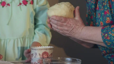 Older woman's hands put the dough into a mold Vídeo Stock 117938634