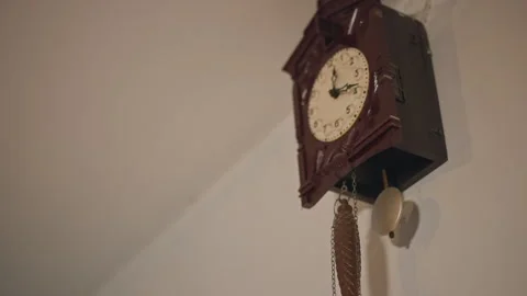 Oldfashioned pendulum timekeeper design. Decorative wooden clock with brass Vídeo Stock 346548896