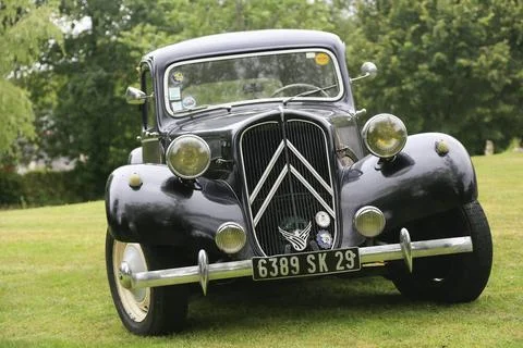 Oldtimer Citroen Traction 11 BL legere von 1957 in schwarz, 4 Zylinder Rei... Stock Photos