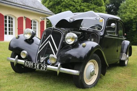 Oldtimer Citroen Traction 11 BL legere von 1957 in schwarz, 4 Zylinder Rei... Stock Photos