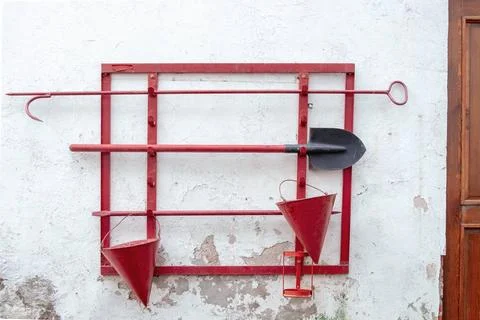 Oldtimer-Feuerschild an der Wand eines alten Gebäudes A fire shield on the.. Fotos Stock