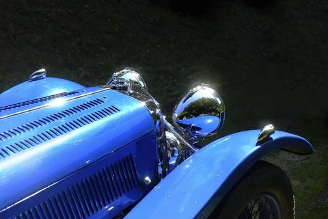  Oldtimer (Jaguar) mit blauer Lackierung Blick schraeg nach vorn ueber die... Stock Photos