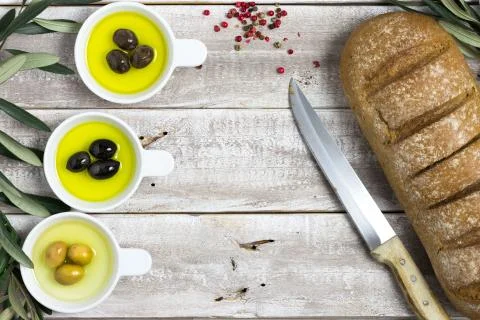 Olive and whole bread flat lay with copy space Foto stock
