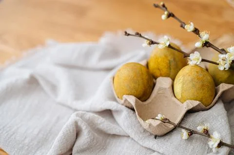 Olive-colored Easter eggs arranged on a rustic wooden table Foto stock