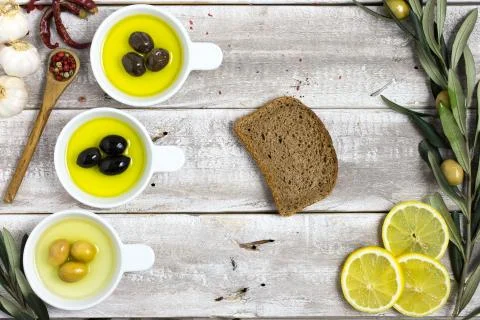 Olive oil and slice of bread on wooden table Foto stock