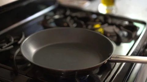 Olive oil on big pan 動画素材 77329207
