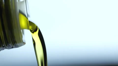 Olive oil flows smoothly from a bottle Vídeo Stock 333988016