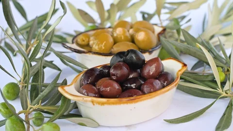 Olive oil flows through the olive Stockbeeldmateriaal 118215136