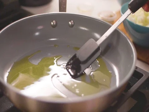 Olive oil in frying pan Video stock 80561829