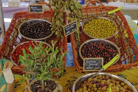 Olivenauf einem Marktplatz in Korsika Oliven auf einem Marktplatz in Korsi... Stock Photos